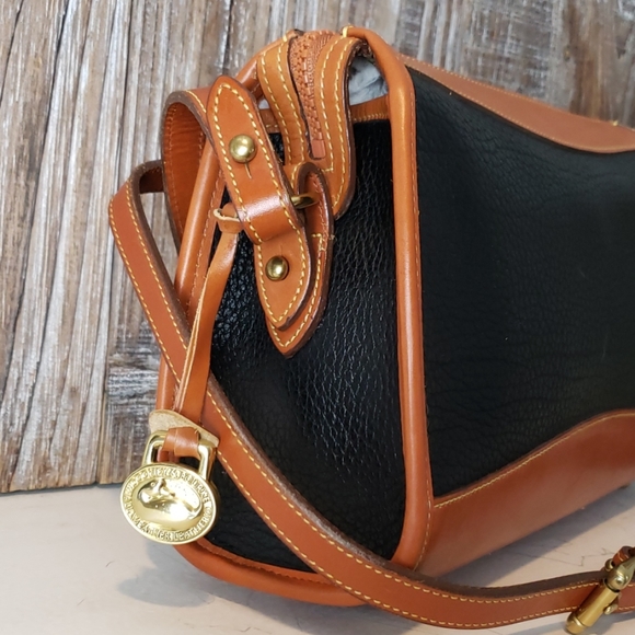 Dooney & Bourke Handbags - Dooney & Bourke vintage leather crossbody bag